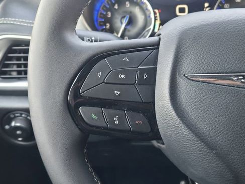 Used 2025 Chrysler Pacifica Limited image 30