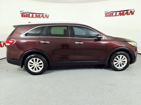 Used 2017 Kia Sorento LX w/ LX Convenience Package image 4