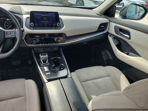 Certified 2025 Nissan Rogue SV FWD image 24
