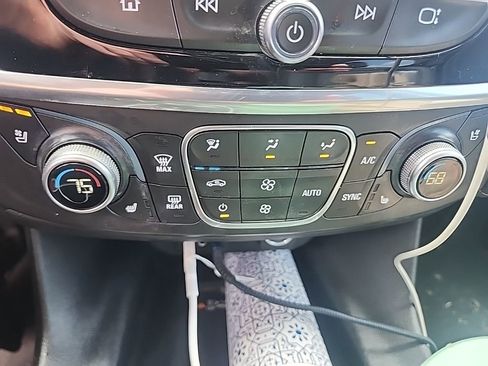 Used 2019 Chevrolet Traverse Premier w/ Driver Confidence II Package FWD image 5
