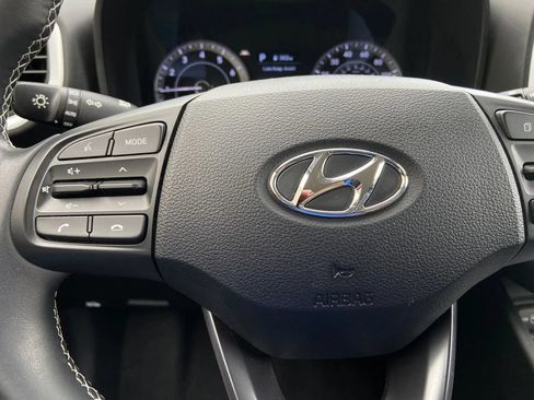 Used 2022 Hyundai Venue Limited FWD image 14