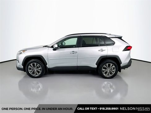 Used 2022 Toyota RAV4 XLE Premium image 8