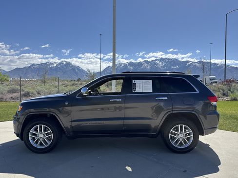 Used 2017 Jeep Grand Cherokee Overland w/ Jeep Active Safety Group AWD/4WD image 2
