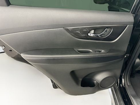 Used 2017 Nissan Rogue SV AWD/4WD image 26