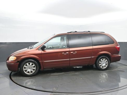 Used 2007 Chrysler Town & Country Touring w/ Luxury Group image 2