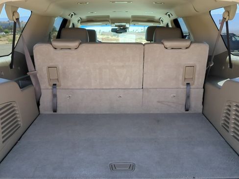 Used 2019 Chevrolet Suburban LT RWD image 28