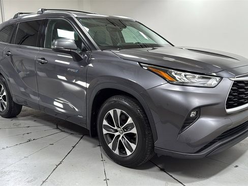 Used 2020 Toyota Highlander XLE image 3