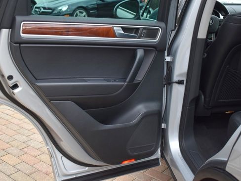 Used 2012 Volkswagen Touareg Sport image 29