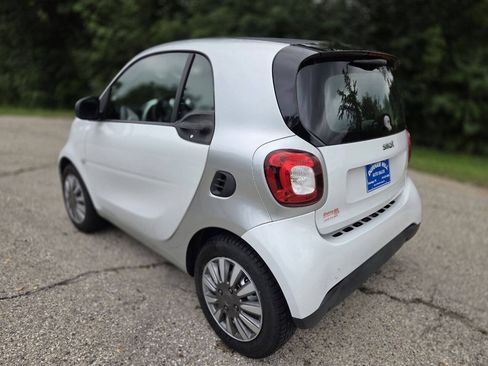 Used 2016 smart fortwo passion RWD image 4