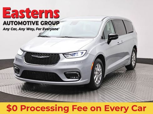 Used 2024 Chrysler Pacifica Touring-L FWD image 1