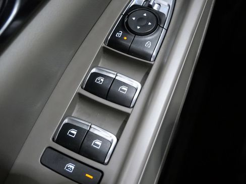 Used 2025 Kia Carnival FWD image 12