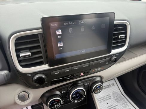 Certified 2024 Hyundai Venue SEL FWD image 31