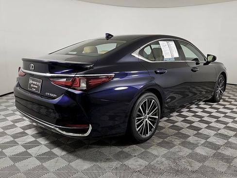 Used 2025 Lexus ES 300h w/ Premium Package image 4
