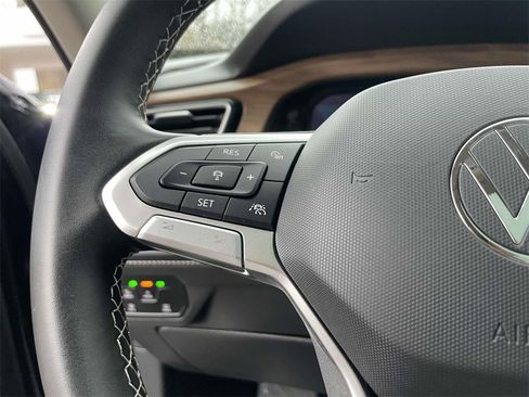 Used 2024 Volkswagen Atlas SE image 24