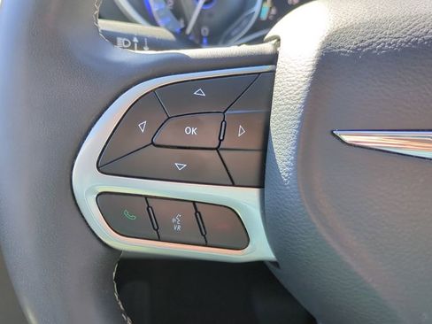 Used 2024 Chrysler Pacifica Touring-L FWD image 21