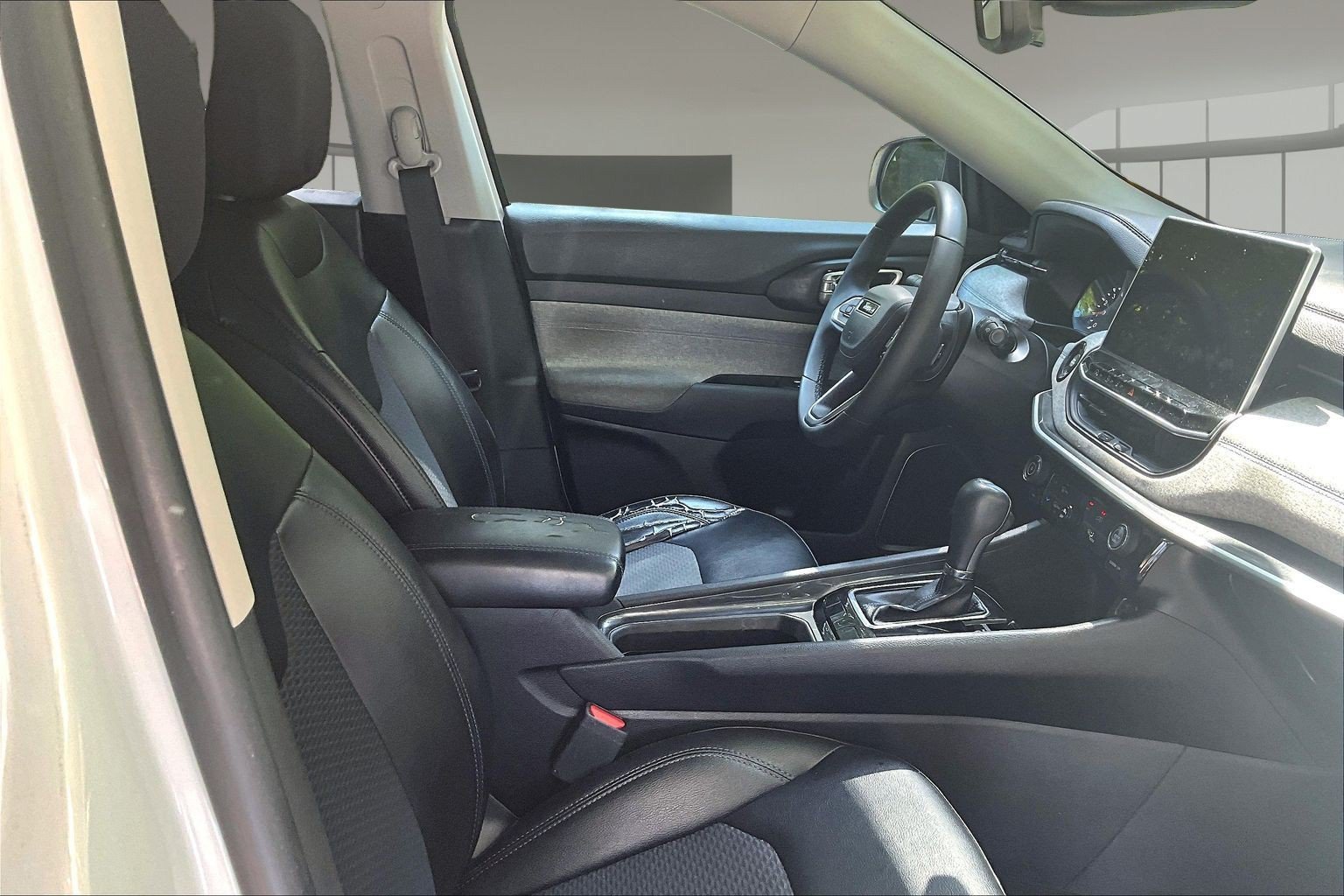 Used 2022 Jeep Compass Latitude FWD image 31