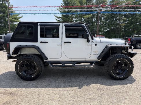Used 2015 Jeep Wrangler Unlimited Sahara w/ Connectivity Group AWD/4WD image 3