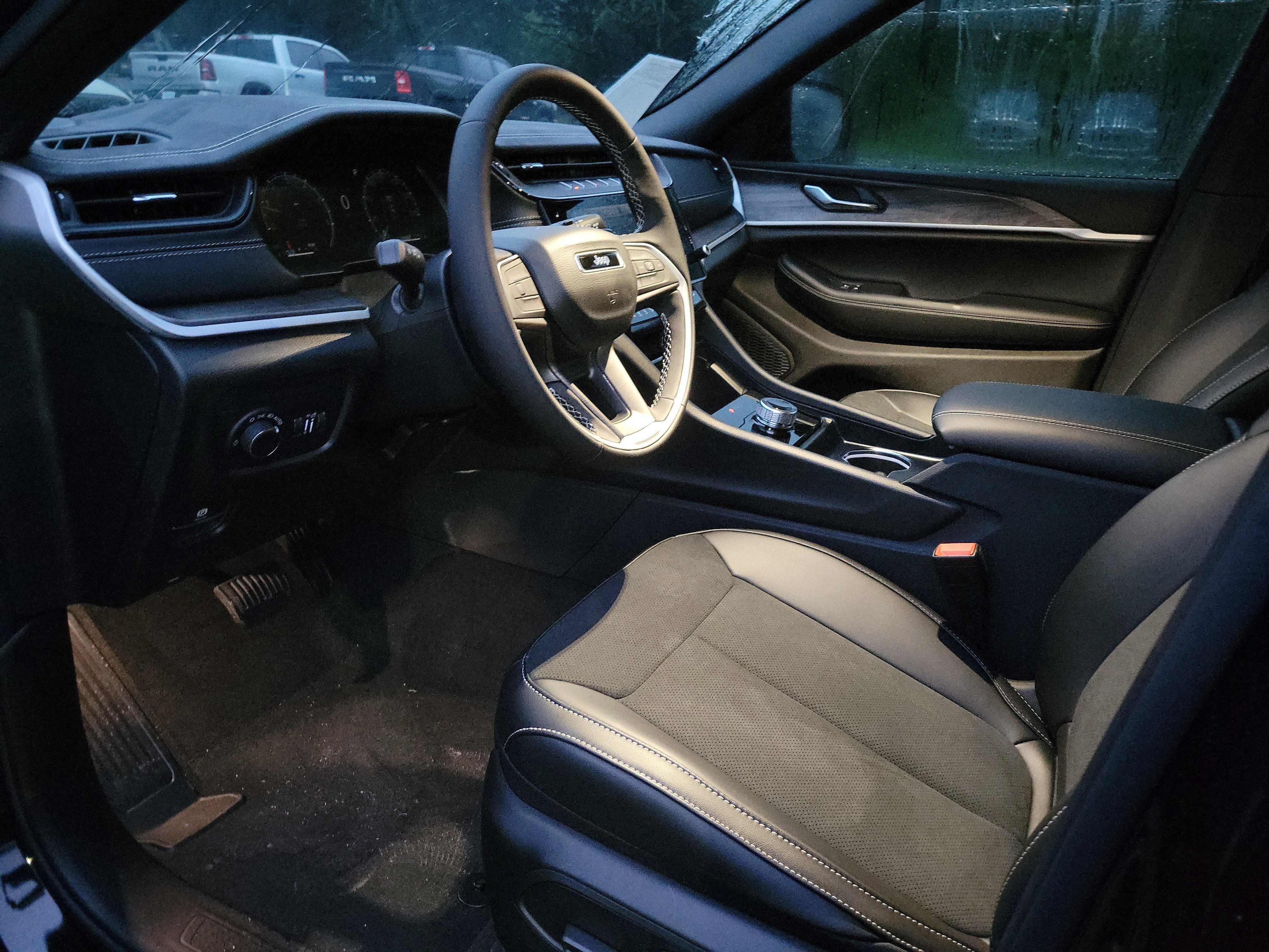 New 2027 Jeep Grand Cherokee Altitude RWD image 14