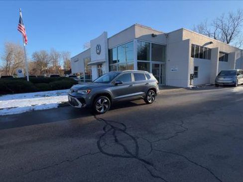 New 2026 Volkswagen Taos SE AWD/4WD image 4