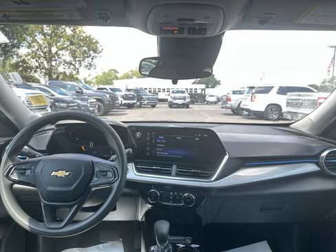 Used 2025 Chevrolet Trax LT FWD image 10