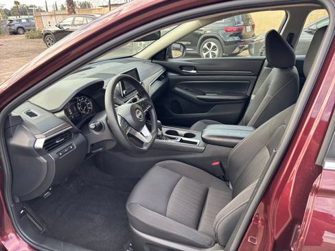 Used 2025 Nissan Altima 2.5 SV FWD image 28