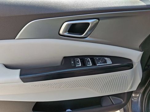 Used 2024 Kia Carnival LX FWD image 16