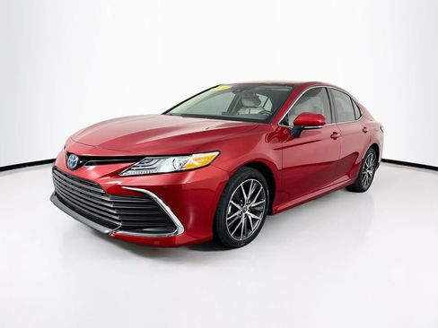 Used 2024 Toyota Camry XLE FWD image 3