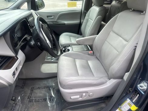 Certified 2017 Toyota Sienna XLE FWD image 30