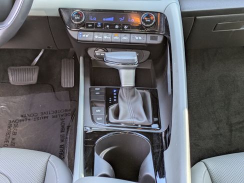 Used 2025 Hyundai Elantra Limited image 19