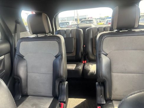 Used 2017 Ford Explorer XLT w/ Equipment Group 202A AWD/4WD image 6