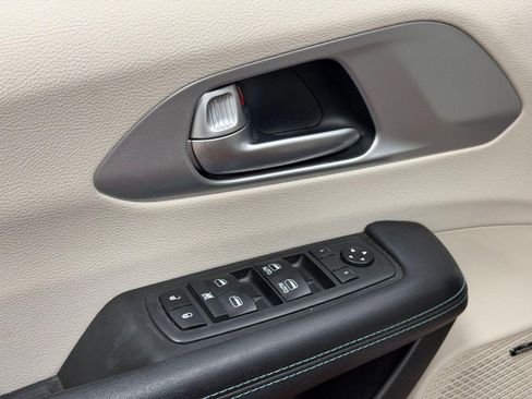 Used 2018 Chrysler Pacifica Limited w/ Advanced Safetytec Group image 17