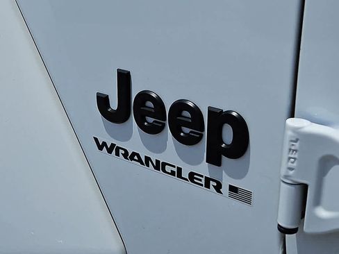 Used 2025 Jeep Wrangler Unlimited Sahara AWD/4WD image 28