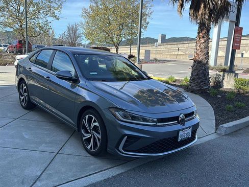 Used 2025 Volkswagen Jetta SEL image 4