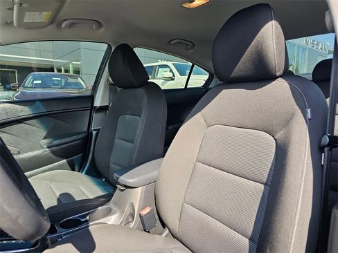 Used 2017 Kia Forte LX image 17
