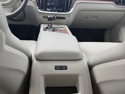 Used 2019 Volvo S60 T6 Momentum image 8