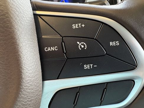 Used 2017 Chrysler Pacifica Touring-L w/ Tire & Wheel Group image 12