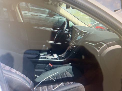 Used 2020 Ford Fusion SE image 14