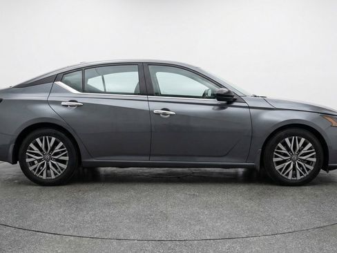 Used 2025 Nissan Altima 2.5 SV FWD image 11