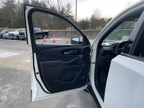 Used 2024 Chevrolet Traverse RS image 28