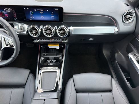 Used 2025 Mercedes-Benz GLB 250 image 17