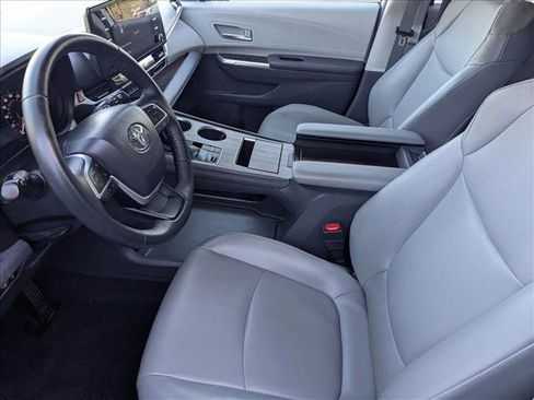 Used 2022 Toyota Sienna XLE image 16
