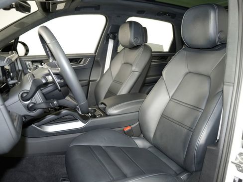 Certified 2024 Porsche Cayenne Turbo image 5