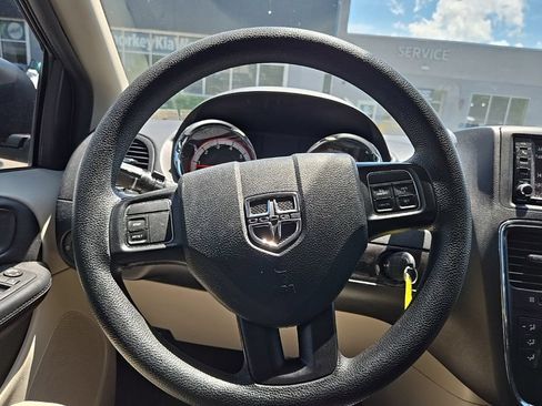 Used 2019 Dodge Grand Caravan SE FWD image 14