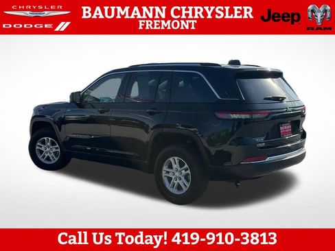 Used 2023 Jeep Grand Cherokee Laredo w/ Luxury Tech Group I AWD/4WD image 4