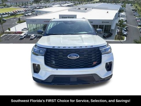 Used 2025 Ford Explorer ST AWD/4WD image 2