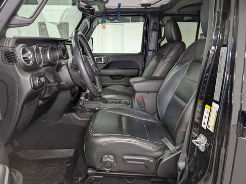 Used 2018 Jeep Wrangler Unlimited Sahara AWD/4WD image 4