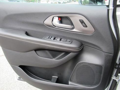 New 2026 Chrysler Pacifica Select FWD image 17