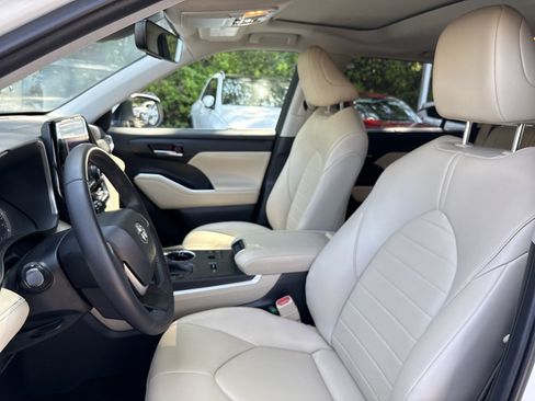 Used 2023 Toyota Highlander XLE FWD image 17
