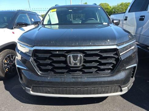 Used 2025 Honda Pilot Touring image 2