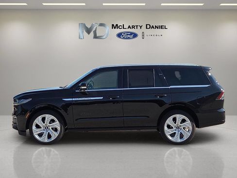 Certified 2025 Lincoln Navigator Reserve AWD/4WD image 3